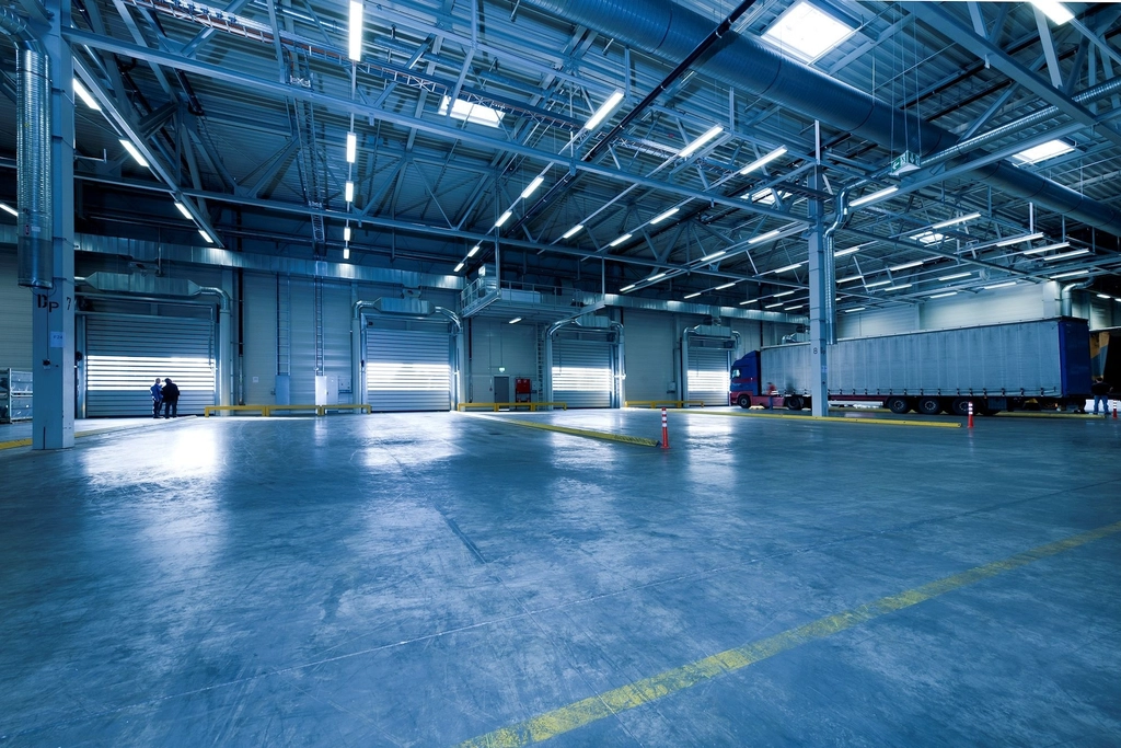 Pavimento industrial em betão numa plataforma logística com cais de carga